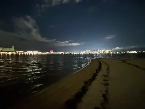 夜景と波打ち際のロマンチックな夜