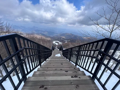天空へ誘う木製階段