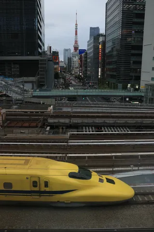 都会を駆け抜ける黄色い流線形