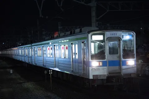 深夜の疾走、都会の光