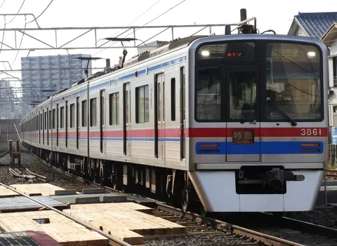 空港へ急ぐ、特急列車の旅立ち