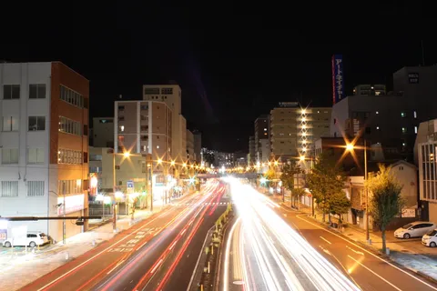 光の軌跡が描く都会の夜景