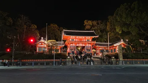 夜を彩る鮮やかな赤