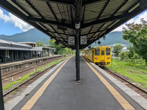 黄色い列車と田舎の駅、レトロな旅情