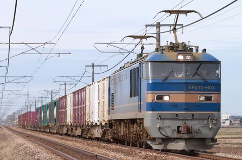 長い貨物列車の風景