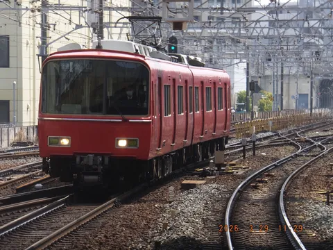 赤い列車の昼下がり