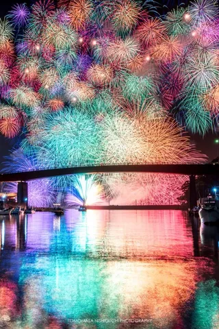 水面に煌めく七色の光
