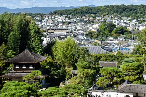 山里と寺の静かな視線