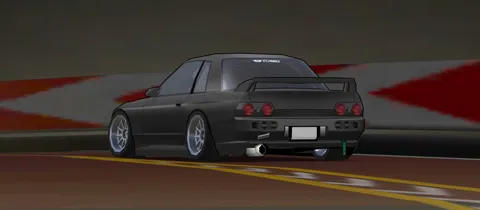 夜のサーキットを駆ける影