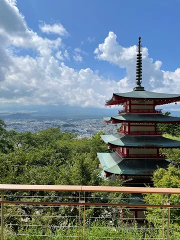 青空に映える朱色の塔