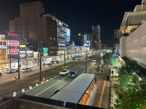 都会の夜景、光と影の交差点