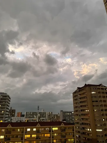 雲間から覗く光の街