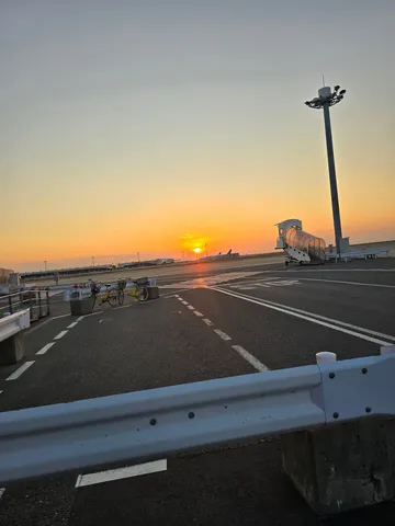 夕焼けと空港、静かな時間