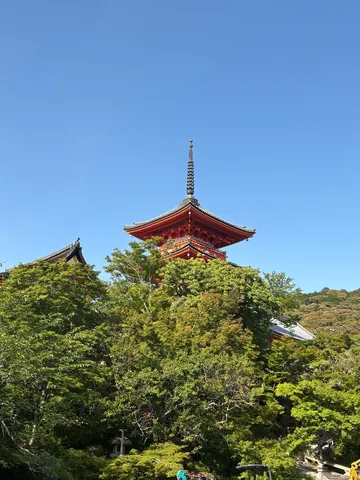青空に映える朱色の塔