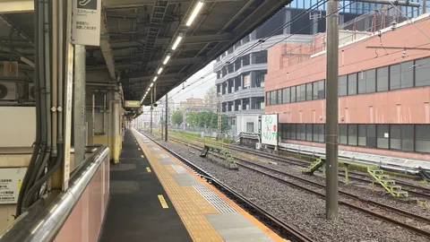 静寂の駅、雨上がりの匂い