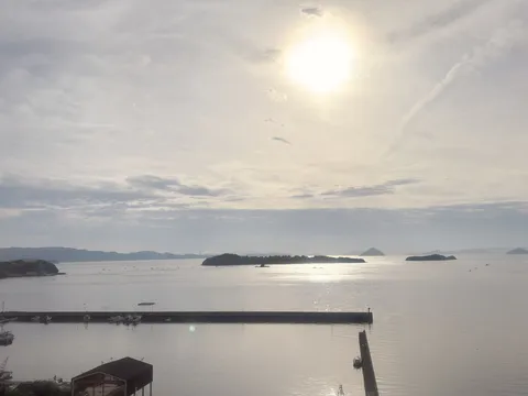 光満ちる静かな湾の情景