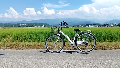 田園に佇む白い自転車