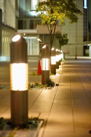 夜の街灯が織りなす光の道