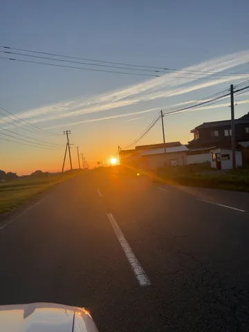 夕暮れの道に沈む光