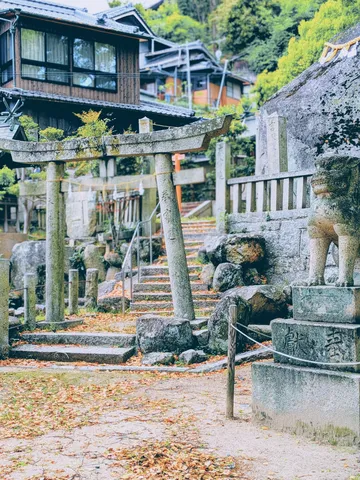 古都の石畳に佇む静寂