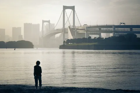 橋の向こう、光の余韻