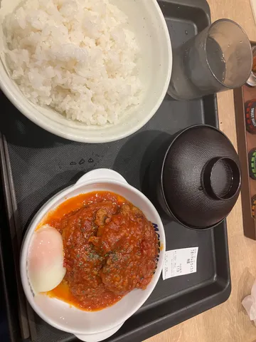 赤と白の温かな調和