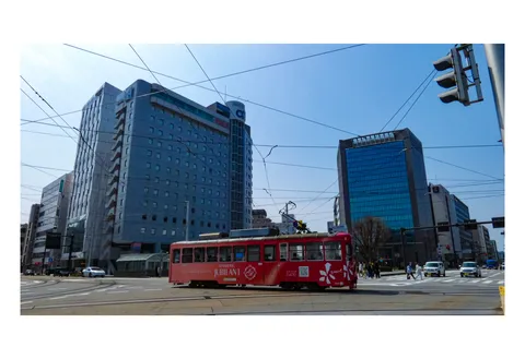 街を彩る赤い電車