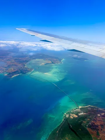 空から見た、海と空の境界線