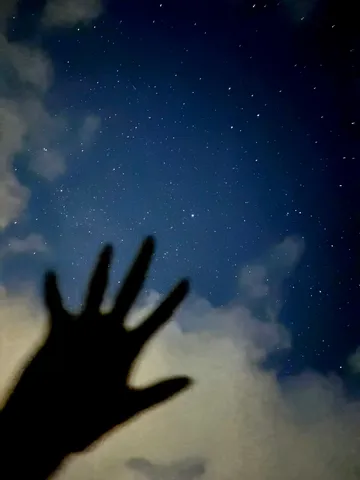 星空へと伸びる影