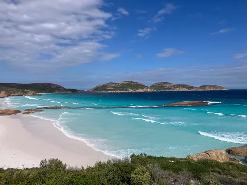 青く澄んだ海と白い砂浜のコントラスト