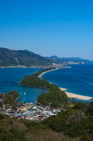 青空と海に伸びる緑の道