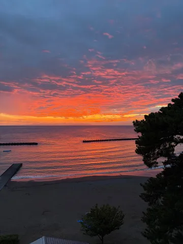 空と海が描く、燃えるような夕暮れ