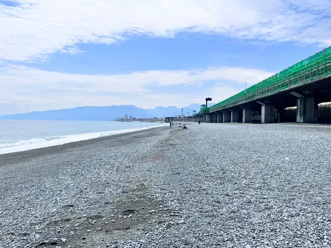 広がる砂利浜と続く高架