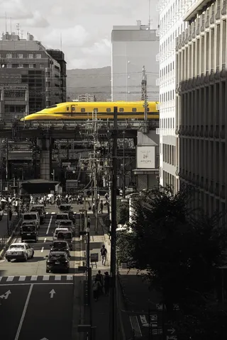 都市を横切る黄色い車体