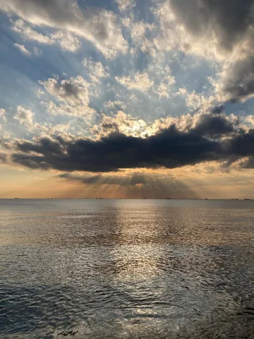 光芒が海を照らす、幻想的な風景