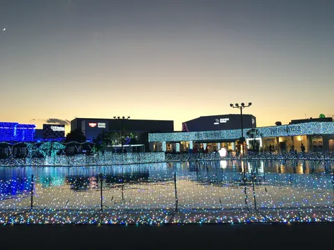 光きらめく水辺の夜景