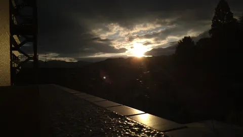 雲間から覗く夕日、ドラマチックな空