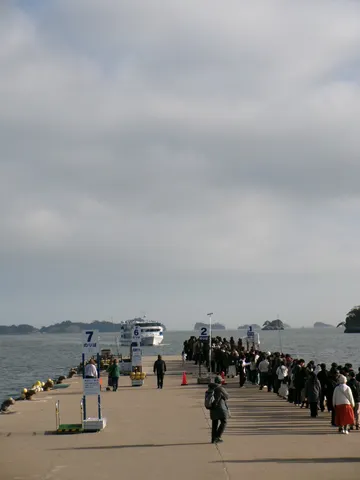 乗船待ちの列、海を渡る日