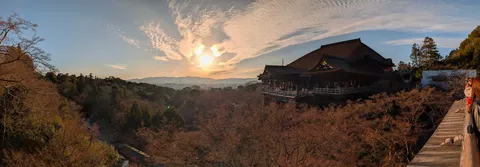夕暮れの古都、情景に染まる