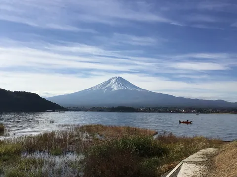 雄大な富士と湖畔のひととき