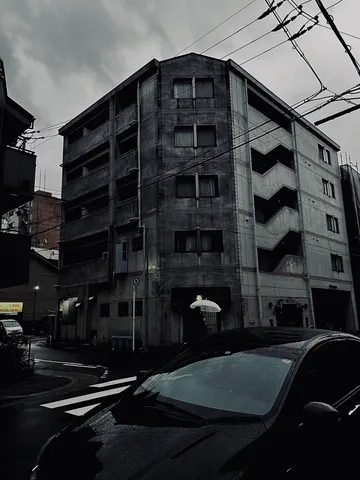 雨に濡れる街の影絵ビル