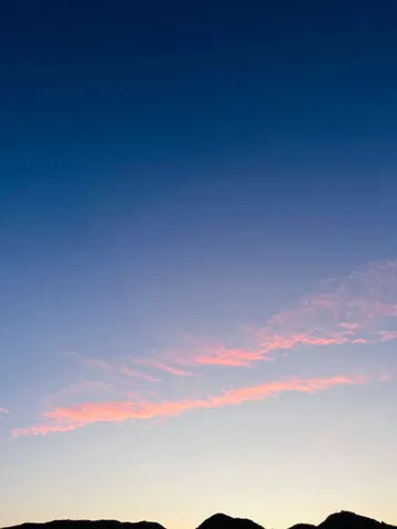 夕焼けグラデーションと山のシルエット