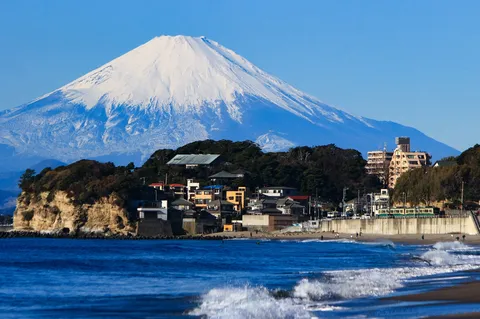 富士を望む青い海辺