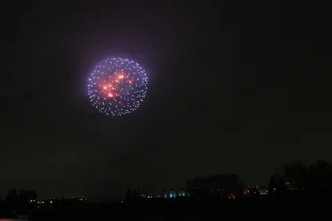夜空に浮かぶ花火の残像