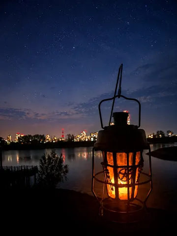 河辺のランタン