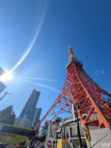 太陽が描く、鉄骨の軌跡