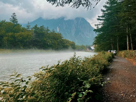 霧立つ川辺、静寂の山道