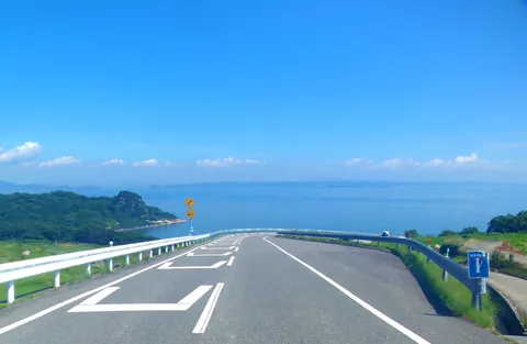 青い海と空、開放的なドライブルート