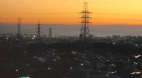 夕暮れの電線と街影