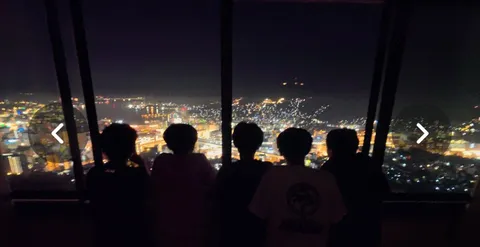 夜景をバックに集う仲間たち